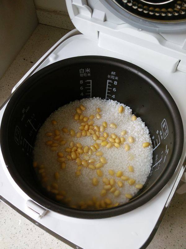 黄豆煲仔饭步骤2