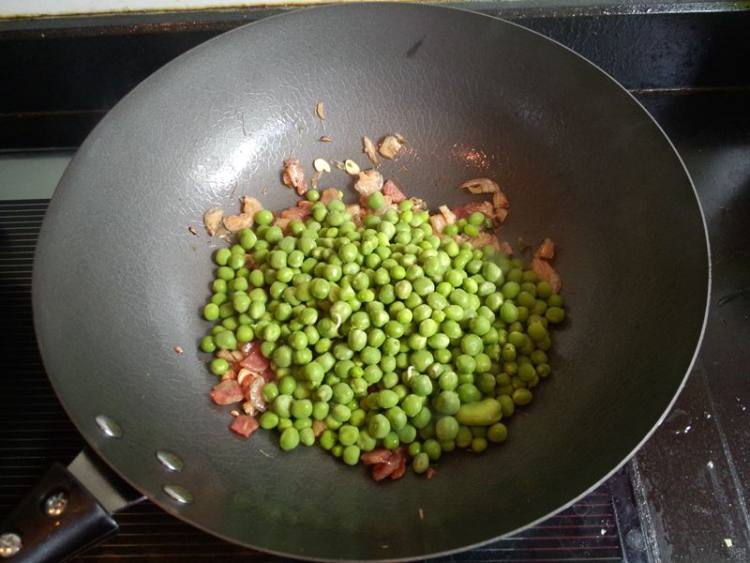 香肠豌豆焖饭步骤7