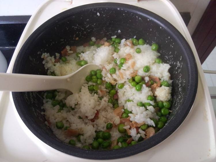 香肠豌豆焖饭步骤12
