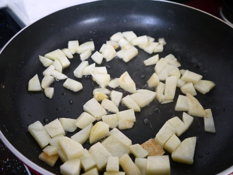 土豆腊焖饭步骤1
