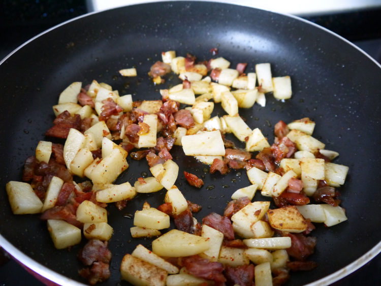 土豆腊焖饭步骤2