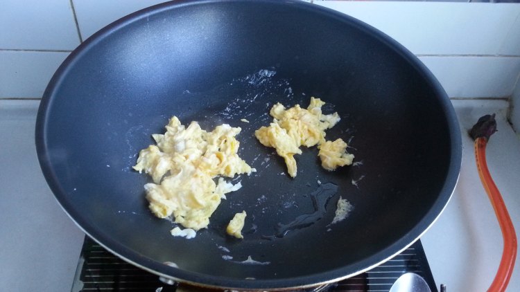 鸡蛋香肠炒青蒜步骤3