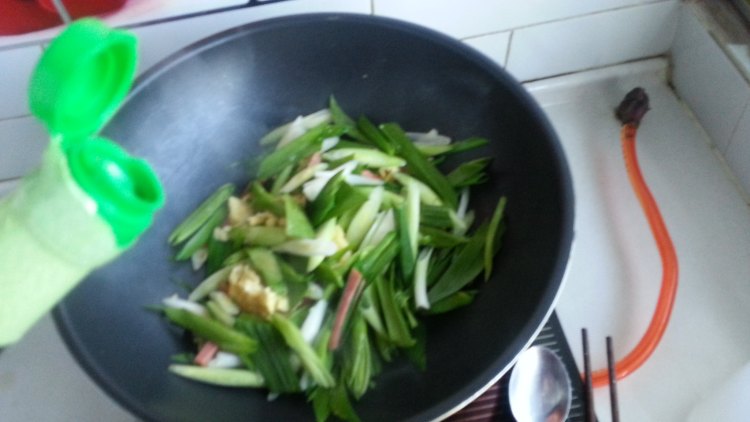 鸡蛋香肠炒青蒜步骤6