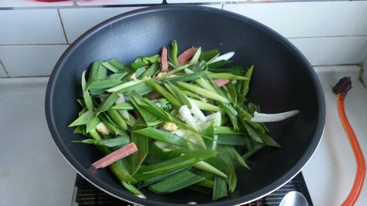 鸡蛋香肠炒青蒜步骤4