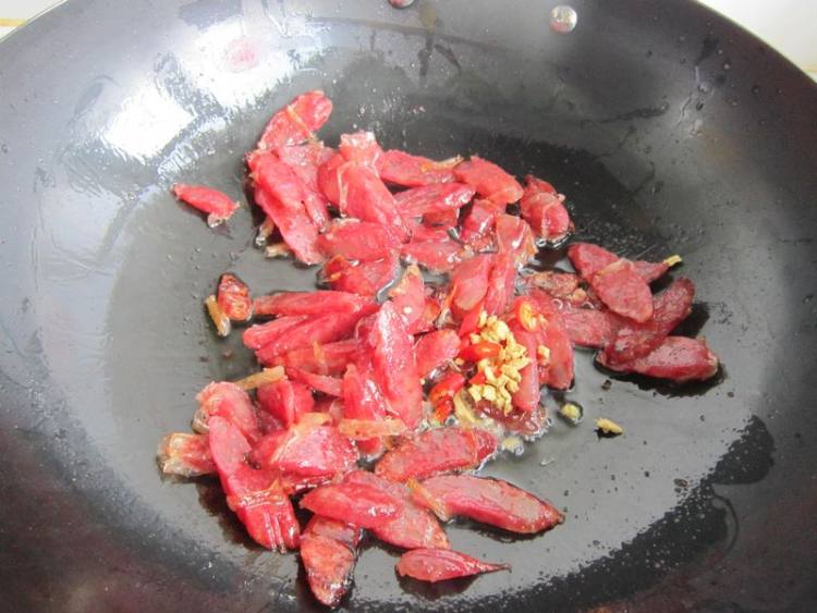 毛芹炒香肠步骤5