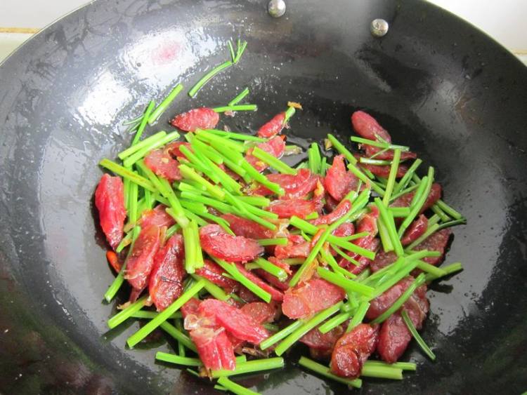 毛芹炒香肠步骤8