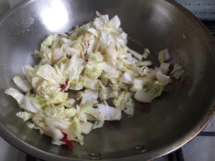 白菜炒香肠步骤7