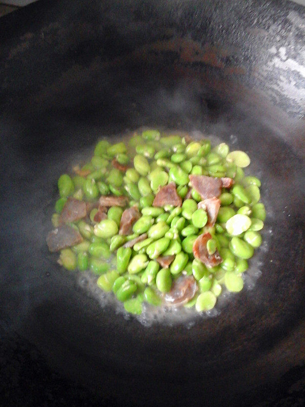 蚕豆炒鸡蛋配香肠步骤5