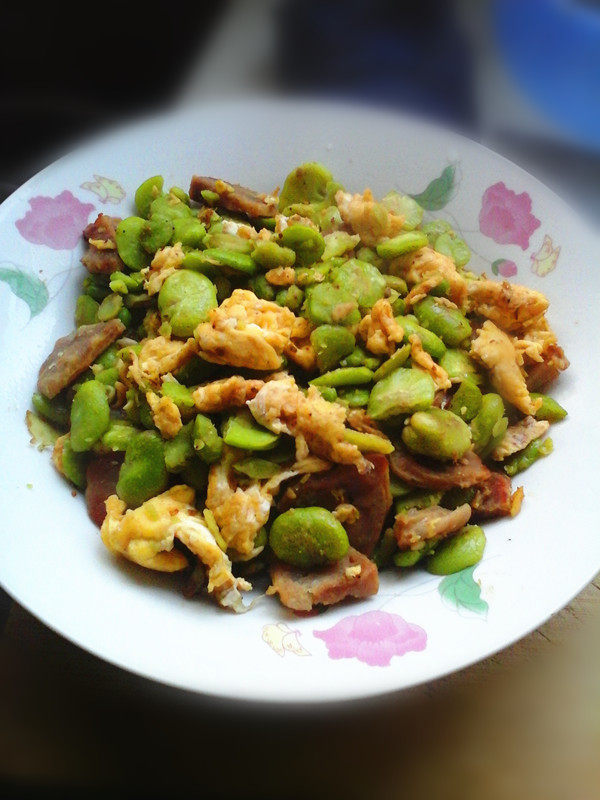 蚕豆炒鸡蛋配香肠步骤6