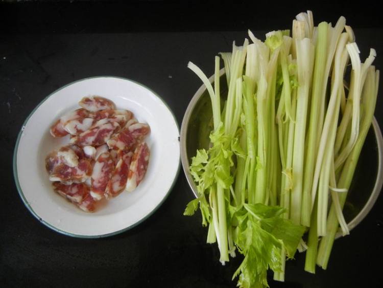 马家沟芹菜炒香肠步骤1