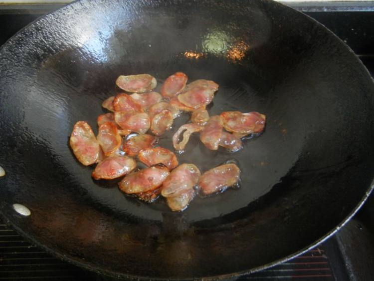 马家沟芹菜炒香肠步骤4