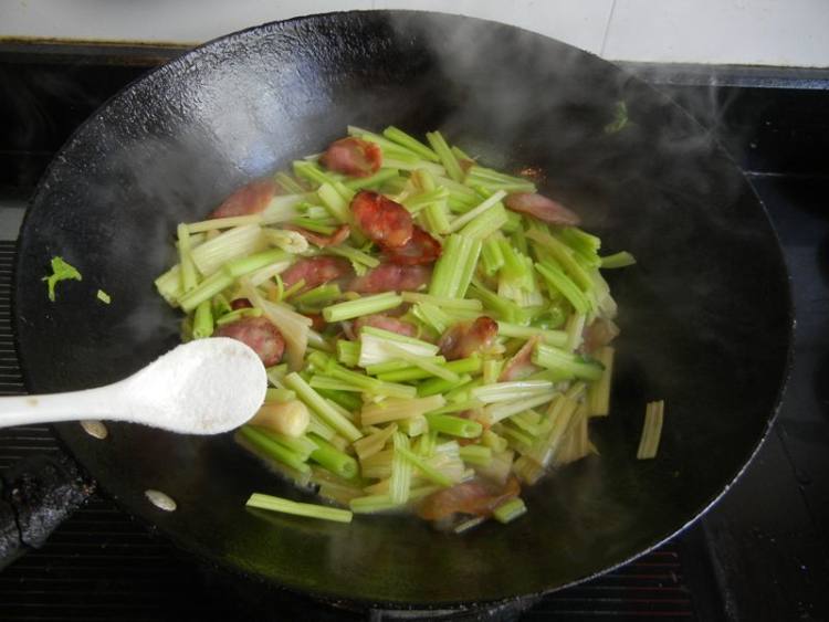 马家沟芹菜炒香肠步骤7
