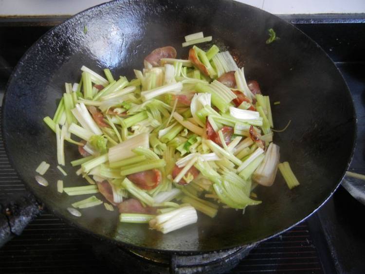 马家沟芹菜炒香肠步骤6