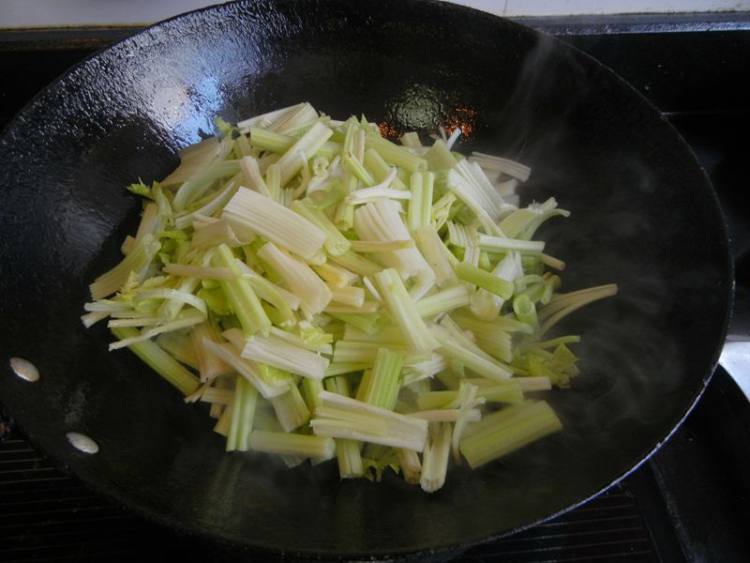 马家沟芹菜炒香肠步骤5