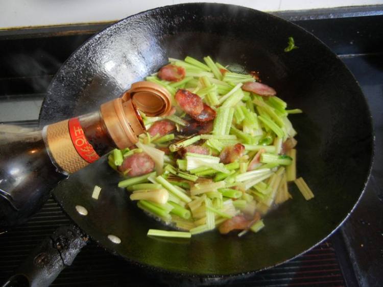 马家沟芹菜炒香肠步骤8