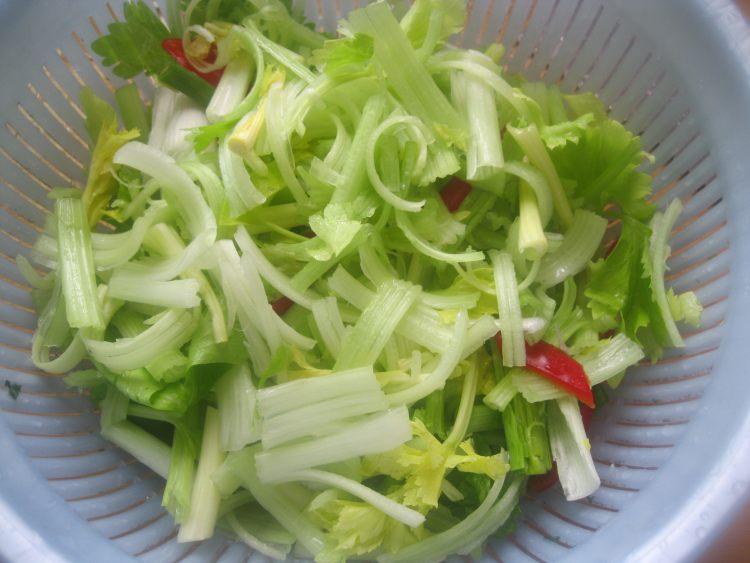 香肠炒香芹步骤4