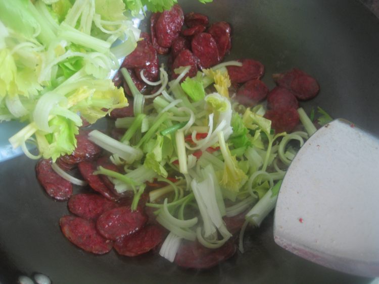 香肠炒香芹步骤7