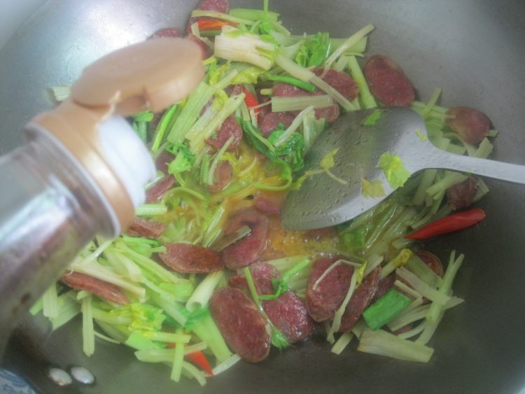 香肠炒香芹步骤8