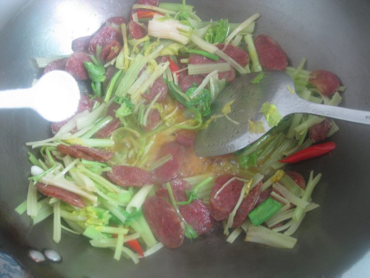 香肠炒香芹步骤9