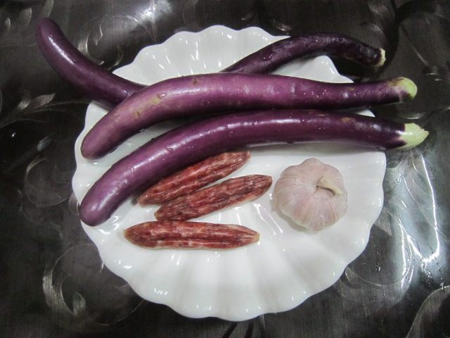 香肠肉末茄子煲步骤1
