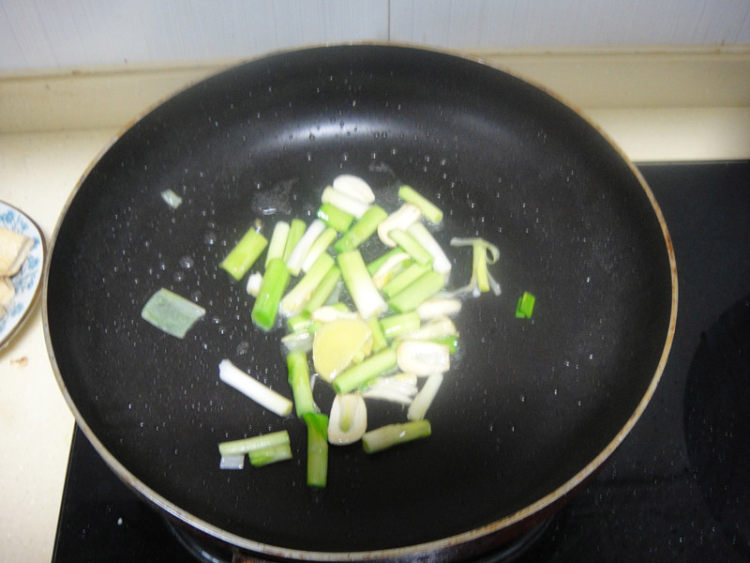 香肠炒千页豆腐步骤7