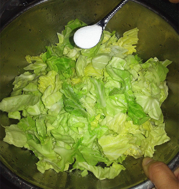 卷心菜香肠炒胡萝卜步骤3