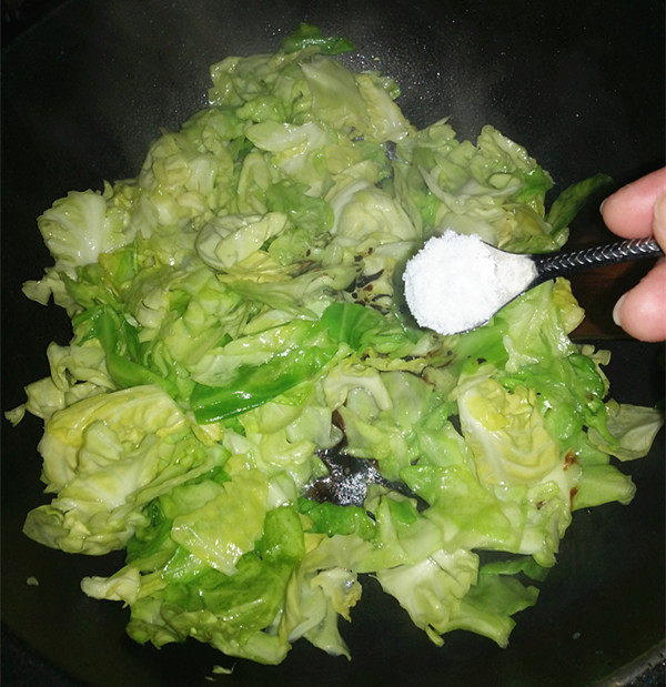 卷心菜香肠炒胡萝卜步骤6