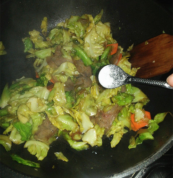 卷心菜香肠炒胡萝卜步骤10
