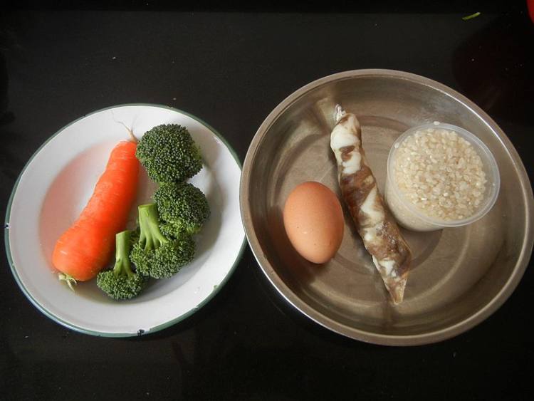 塔吉锅西兰花香肠煲饭步骤1