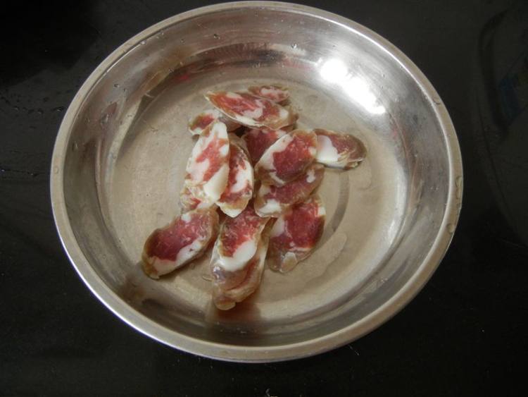 塔吉锅西兰花香肠煲饭步骤3