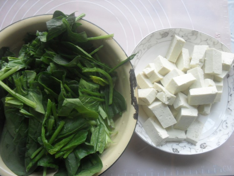 菠菜香肠炖豆腐步骤1