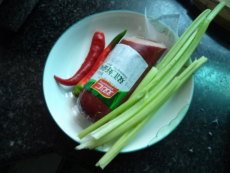 西芹香肠片步骤1