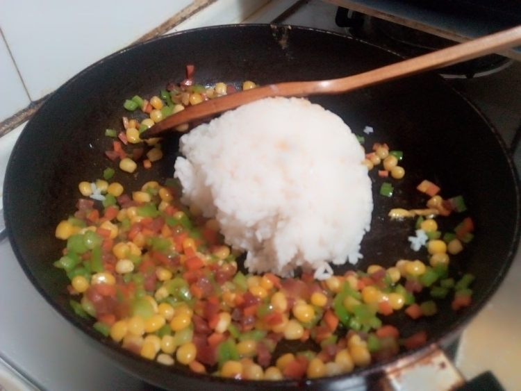 杂蔬香肠炒饭步骤9