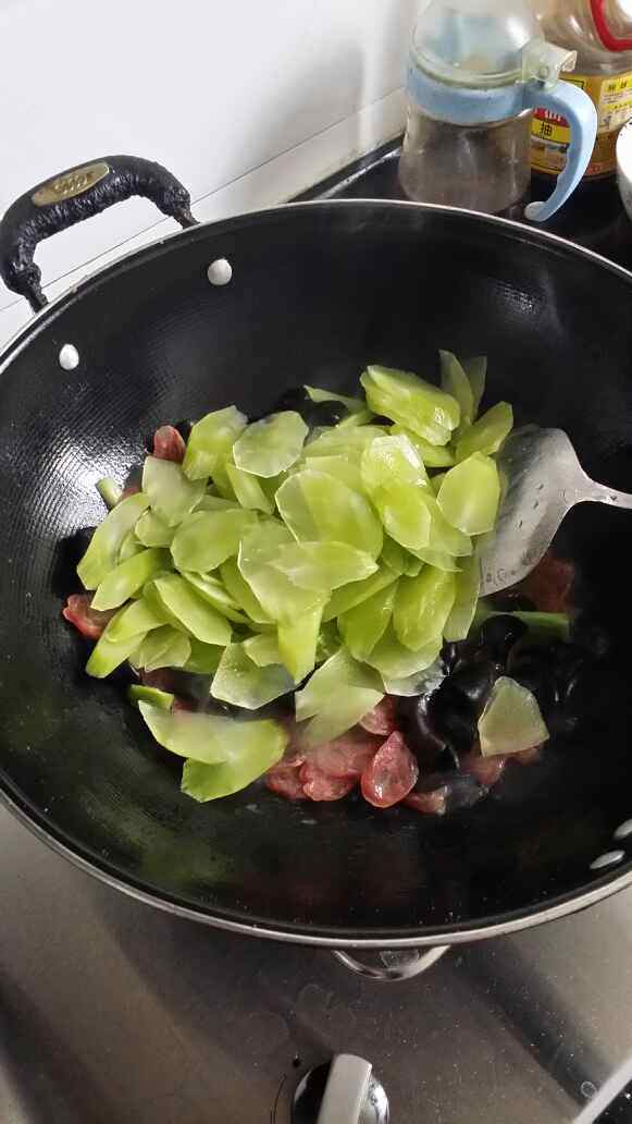 莴苣木耳炒香肠步骤6