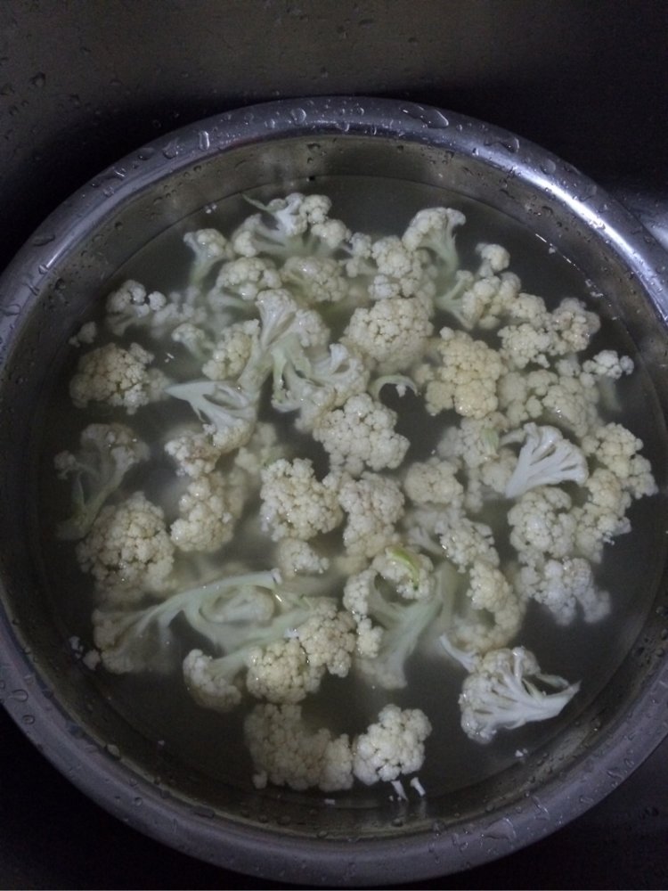 香肠炒花菜步骤1