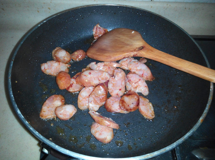 泡菜炒香肠步骤2