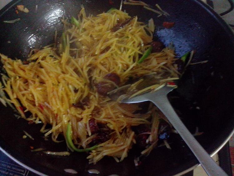 香肠炒土豆丝步骤10