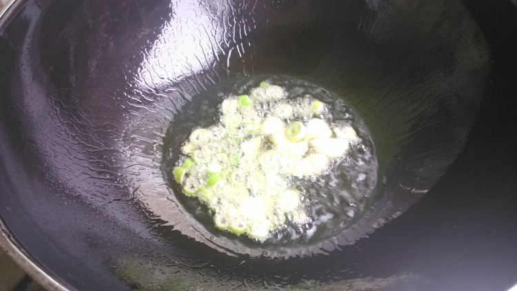 口蘑木耳炒肉步骤4