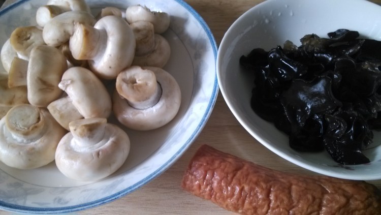 口蘑木耳炒肉步骤1