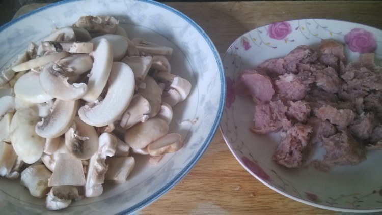 口蘑木耳炒肉步骤2