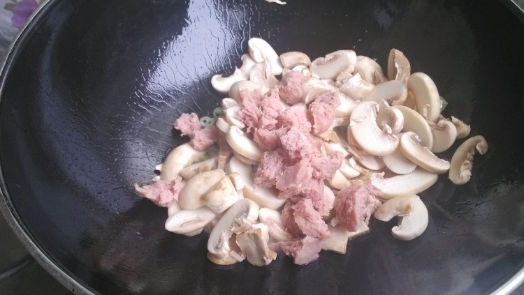 口蘑木耳炒肉步骤5