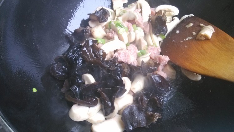 口蘑木耳炒肉步骤6