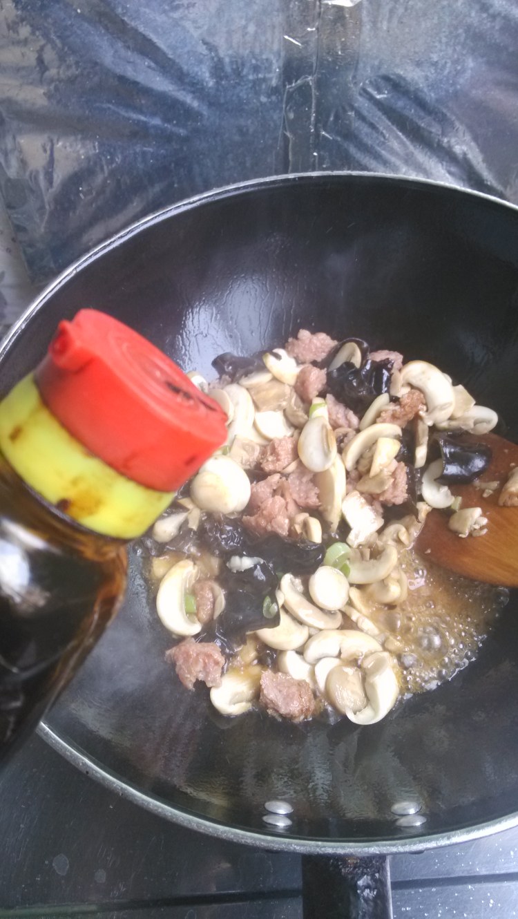 口蘑木耳炒肉步骤7