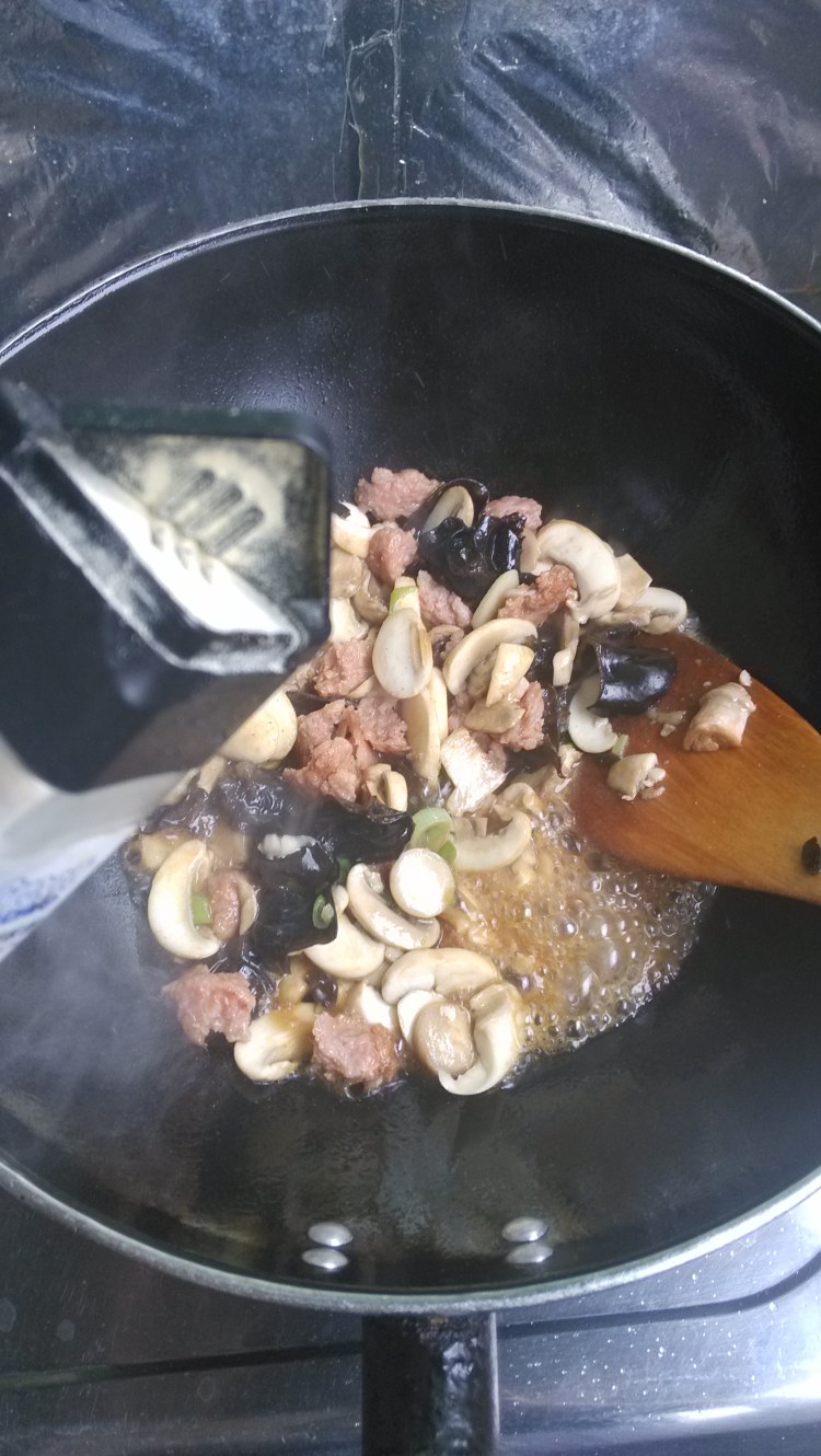 口蘑木耳炒肉步骤8