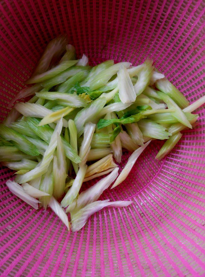 西芹炒香肠步骤4