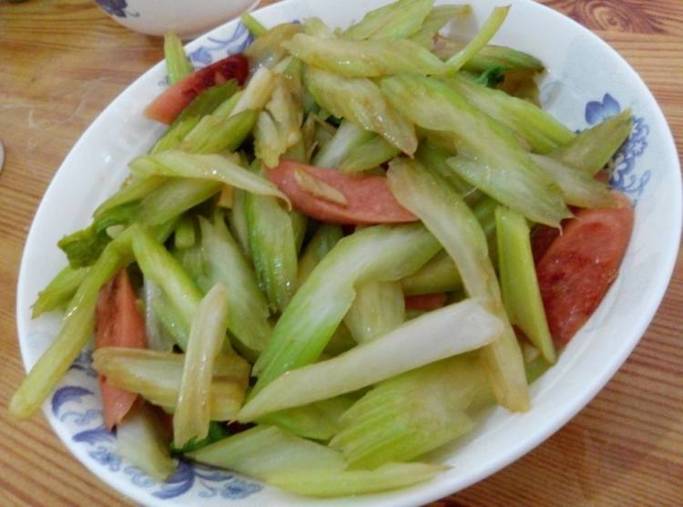 西芹炒香肠步骤9