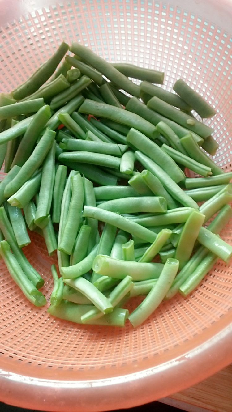 香肠煸四季豆步骤1