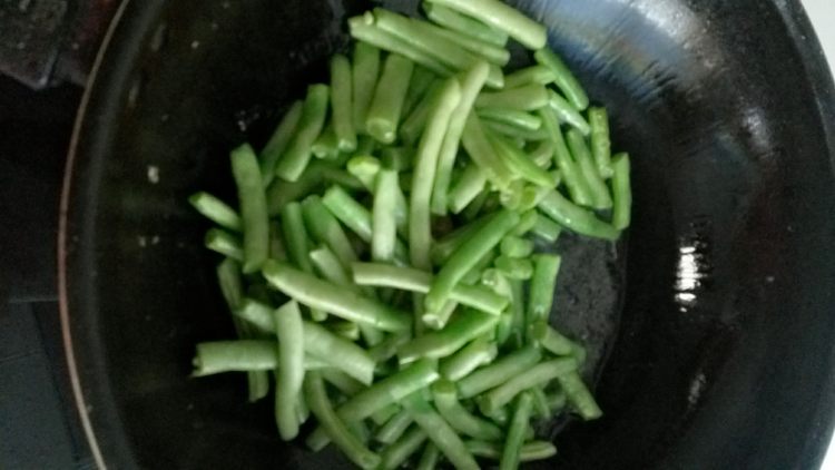 香肠煸四季豆步骤3
