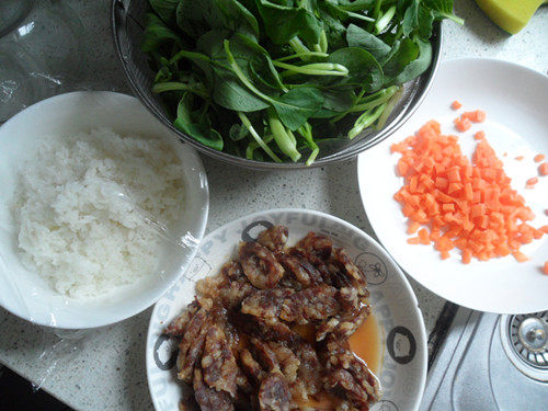 香肠青菜炒饭步骤1