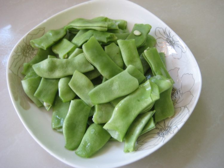 油豆炒香肠步骤1